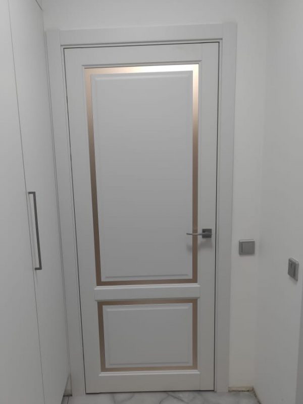 Белые двери со стеклом